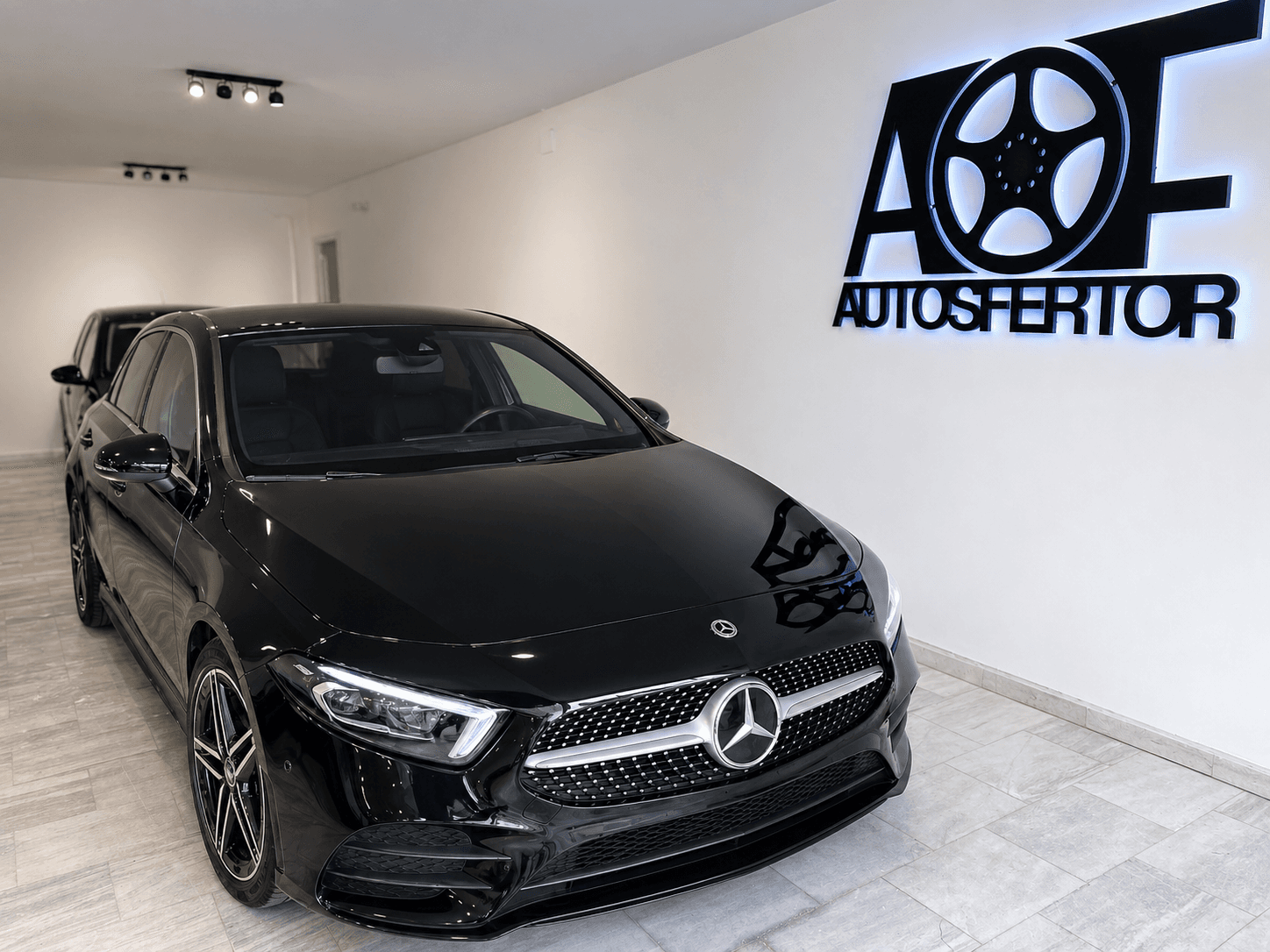 Vehículo premium en el showroom de Autosfertor